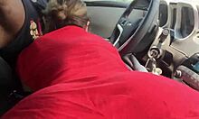 क्रिस्टिना रॉसी एक कार में एक बड़े काले लंड को चूसती हुई, सार्वजनिक रूप से